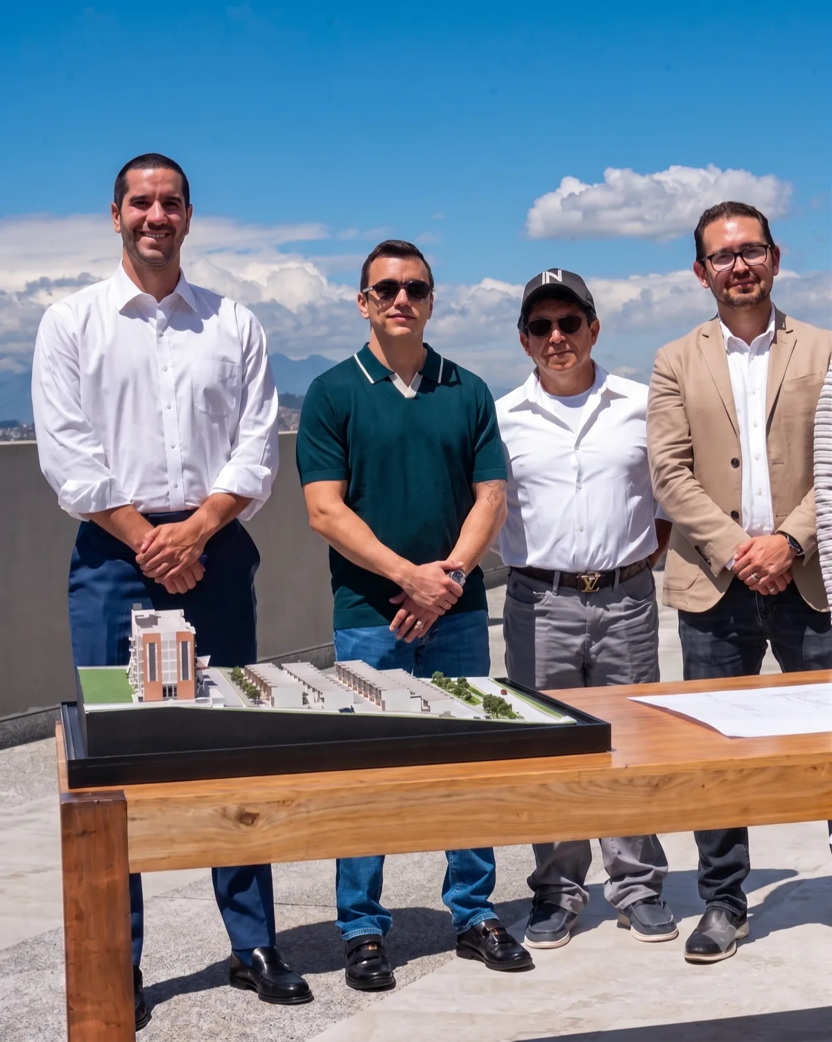 Autoridades y representantes de Inova Constructores junto a la maqueta del proyecto Jardín de la Primavera.